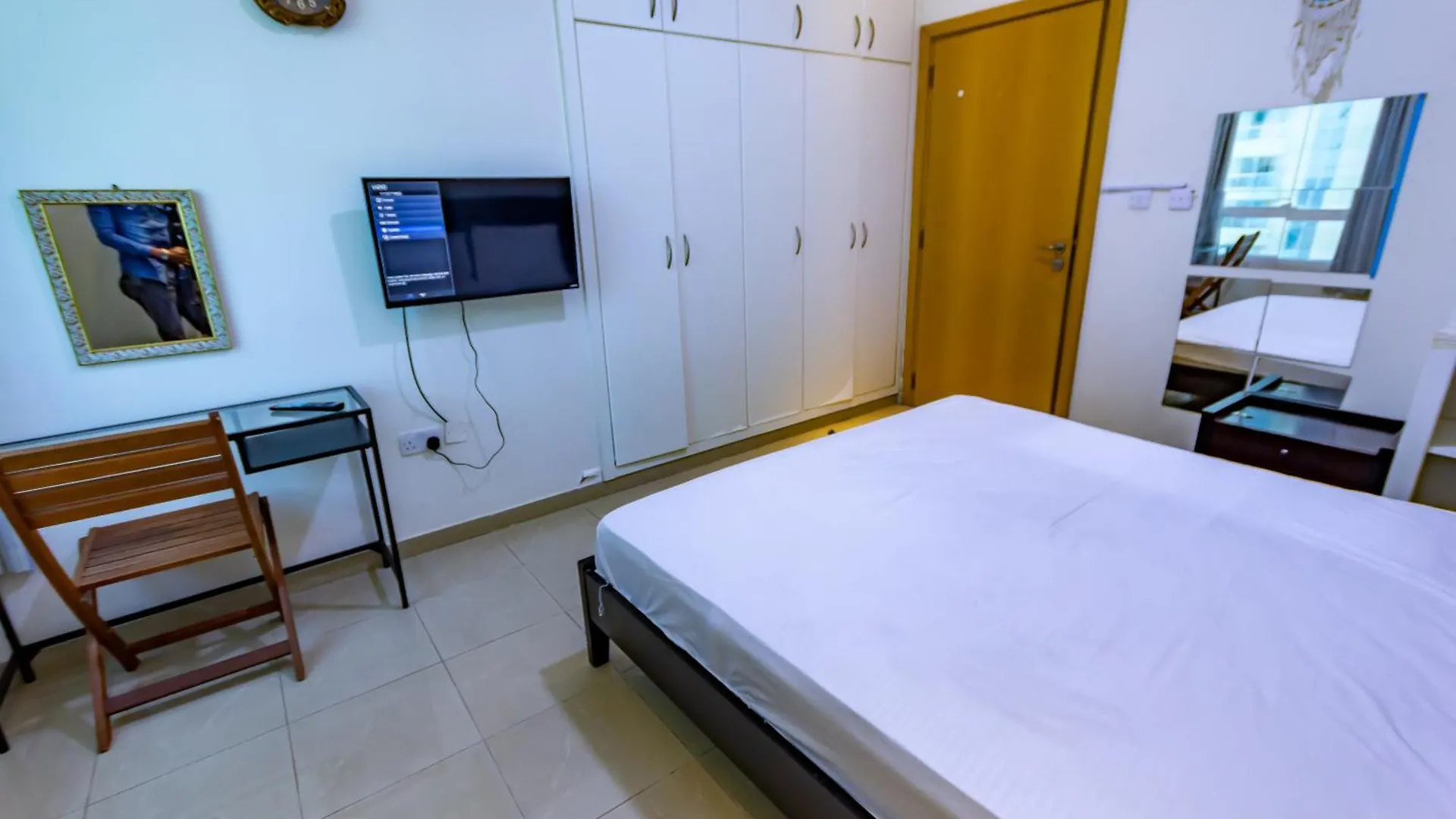 Apartamento Lovely Spacious Rooms For Ladies In Marina للفتيات فقط Dubai